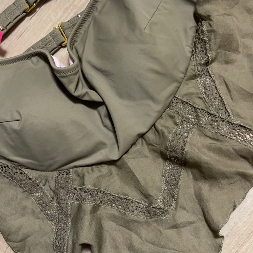 Victoria’s Secret flounce bikini  top EUC
